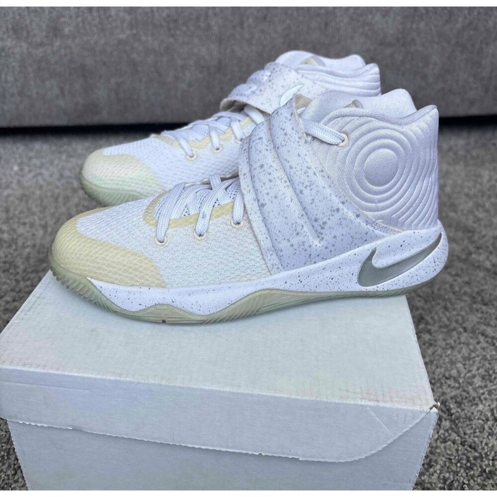 NIKE 2016 KYRIE 2 WHITE SPECKLE SIZE 4 YOUTH (SIZE 5.5 WOMENS)